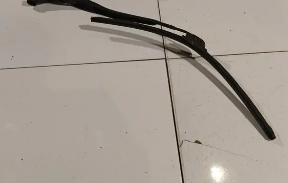 Honda FR-V Front wiper blade arm 