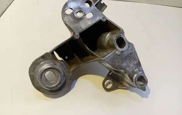 Audi A4 S4 B5 8D Engine mounting bracket 4B0199352