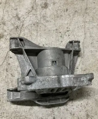 Peugeot 308 Engine mount bracket 4A103720