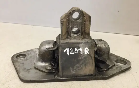 Volvo XC90 Engine mount bracket
