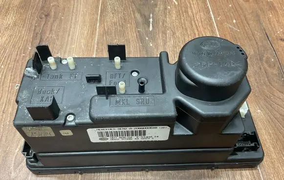 Mercedes-Benz E W210 Central locking vacuum pump 2088000648
