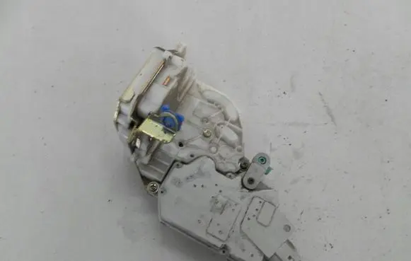 Nissan Primera Rear door lock B3248