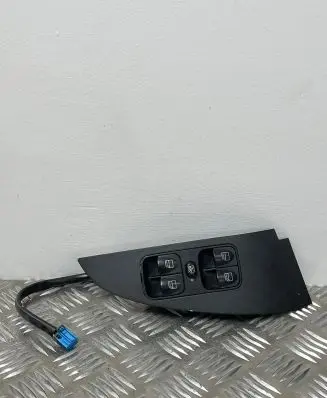 Mercedes-Benz C W203 Electric window control switch A2037272528