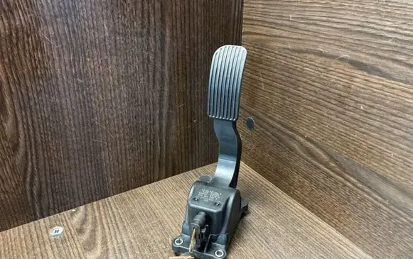 Mercedes-Benz Sprinter W906 Accelerator throttle pedal 9063000304 0280755025