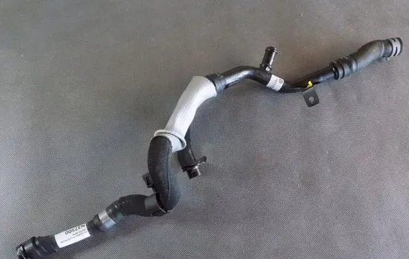 Volkswagen Touareg II Engine coolant pipe/hose 7P6121070AG