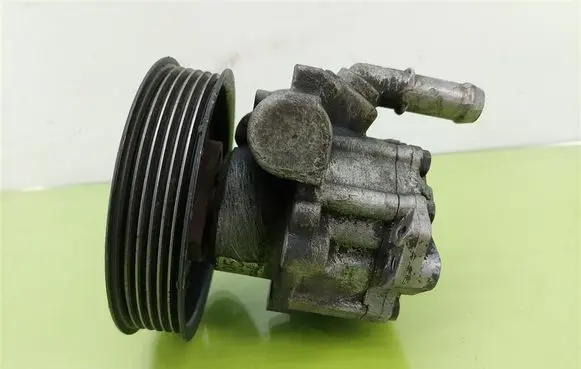 Audi A3 S3 8L Power steering pump 06A145157