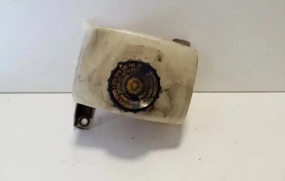 Brake fluid reservoir