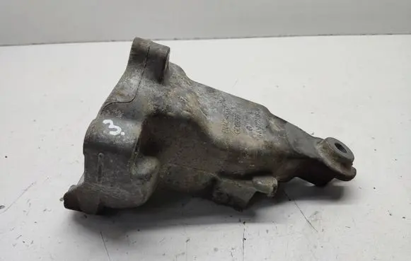 Engine mounting bracket