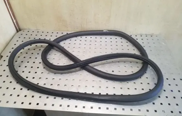 Opel Zafira C Front door rubber seal