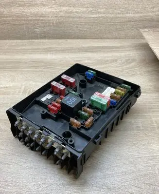 Volkswagen Touran I Fuse module 1K0937125A
