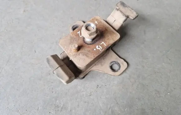 Engine mount bracket