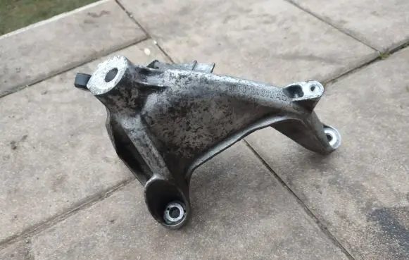 Audi A4 S4 B9 Engine mounting bracket 4M0199307AD