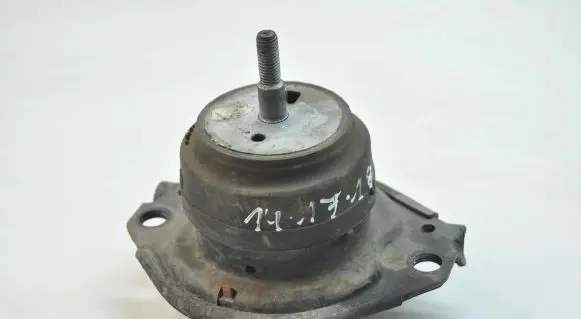 Jeep Grand Cherokee (WK) Engine mount bracket