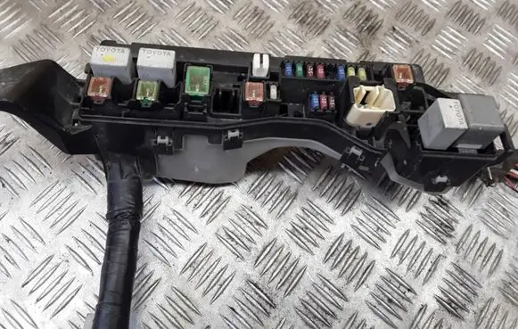 Toyota Corolla Verso AR10 Fuse module 5136YA1