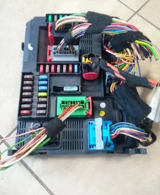 Citroen C4 I Picasso Fuse module 9804067480 NE70128