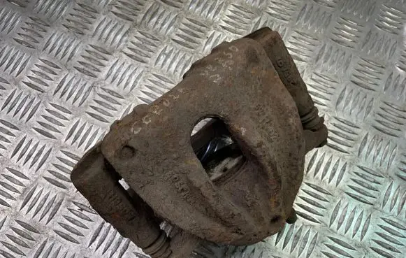 Toyota Corolla Verso E121 Front brake caliper