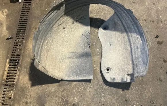 Front wheel arch liner splash guards
