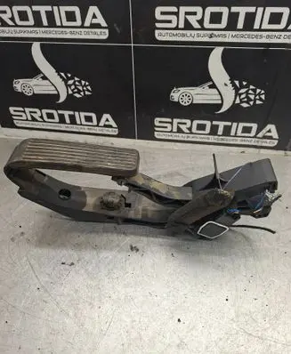 Mercedes-Benz C W203 Accelerator throttle pedal A2033000104