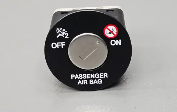 KIA Venga Passenger airbag on/off switch 