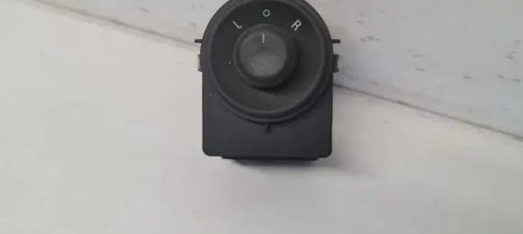 Wing mirror switch