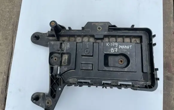 Volkswagen PASSAT B7 Battery tray 1K0915333