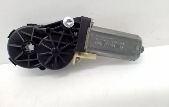 Volkswagen PASSAT B6 Seat adjustment motor 0390203224