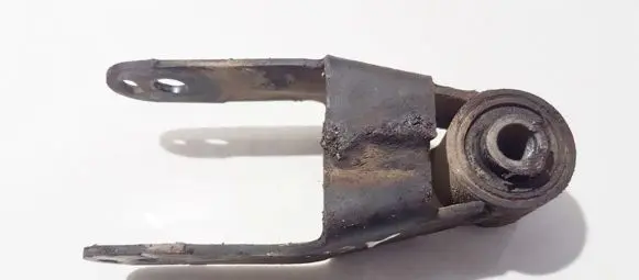 Peugeot 206 Engine mount bracket