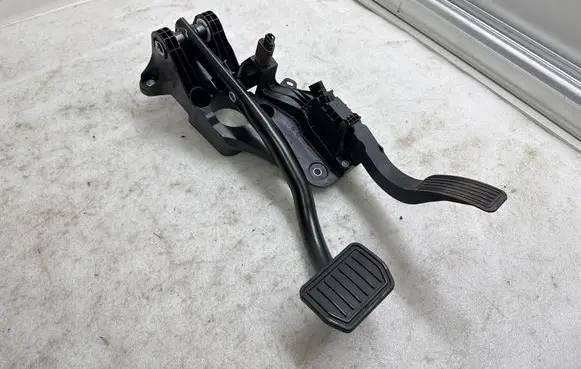 Tesla Model Y Pedal assembly 118869150A 104468100B