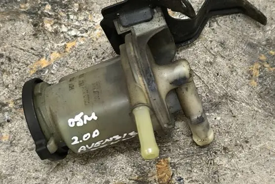 Toyota Avensis T250 Power steering fluid tank/reservoir