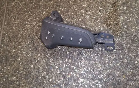 Toyota Avensis T250 Steering wheel buttons/switches 75B070