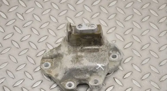 Peugeot 3008 II Engine mounting bracket