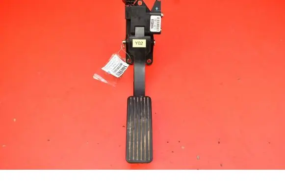 Accelerator throttle pedal