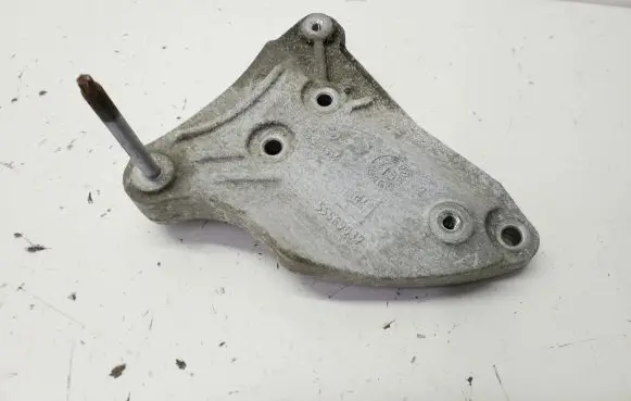 Chevrolet Volt I A/C compressor mount bracket 55569037