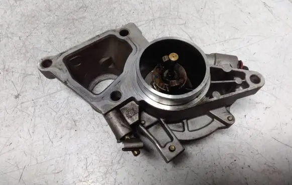 Ford Mondeo Mk III Vacuum pump 01T30400086 72245410B