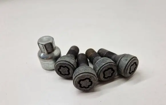 BMW i4 Anti-theft wheel nuts and lock 