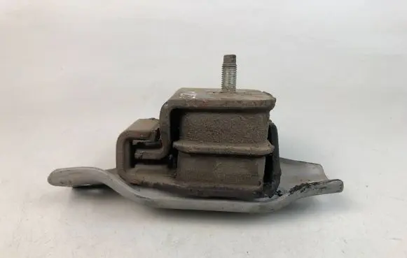 Subaru Legacy Engine mount bracket