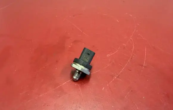 BMW X3 G01 Fuel pressure sensor 8631820