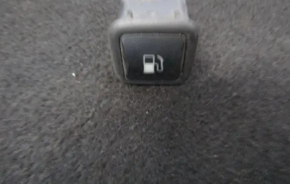 Volkswagen Golf IV Fuel tank opening switch 3b0959833 03000310