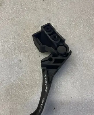 Volkswagen PASSAT B5.5 Engine bonnet (hood) release handle 3B1823533