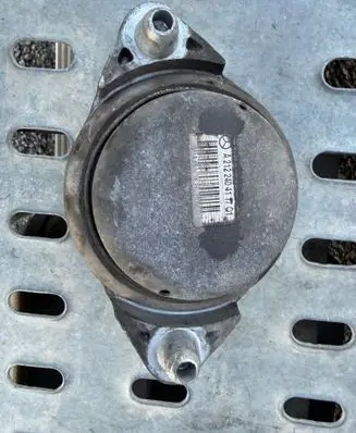 Mercedes-Benz E W212 Engine mount bracket A2122404117