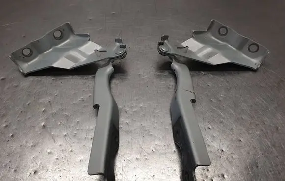 Engine bonnet/hood hinges
