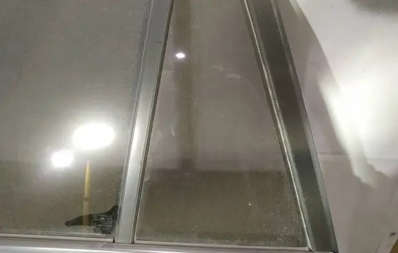Suzuki Grand Vitara II Rear vent window glass 