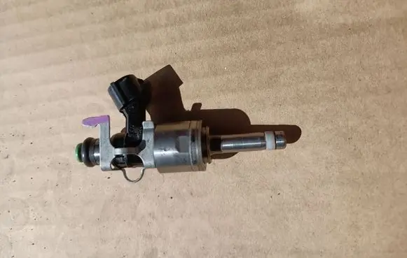 Subaru Forester SK Fuel injector 16611AB030