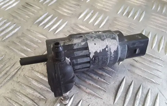 Skoda Octavia Mk2 (1Z) Windscreen/windshield washer pump 1K6955651 4007498