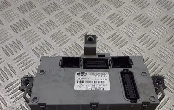 Alfa Romeo 147 Fuse box cover 46558758