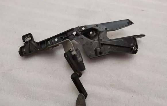 Headlight/headlamp level sensor