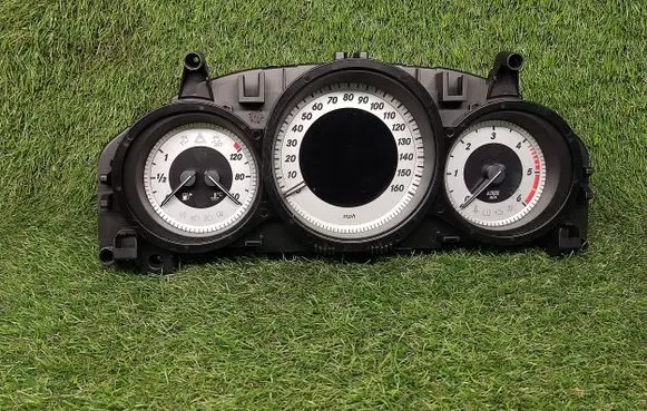 Mercedes-Benz C W204 Speedometer (instrument cluster) A2049004408 2049019403 2049028402
