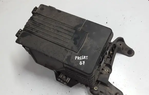 Volkswagen PASSAT B7 Battery bracket 
