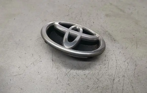 Toyota Corolla Verso E121 Manufacturer badge logo/emblem 7531113170