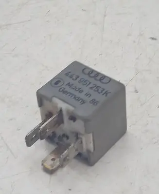 Volkswagen PASSAT B5 Other relay 443951253K